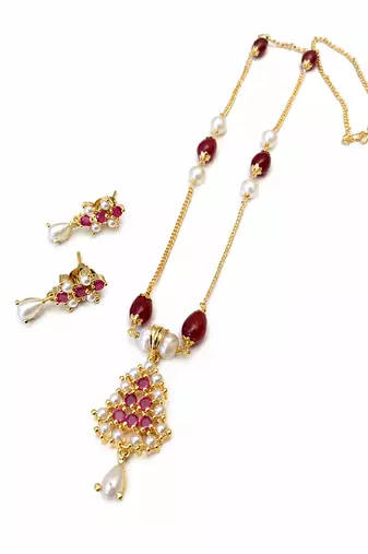 Pearl and ruby beaded necklace and earrings jewellery set gold-tone chain, drop earrings included, ruby & pearl pendant.