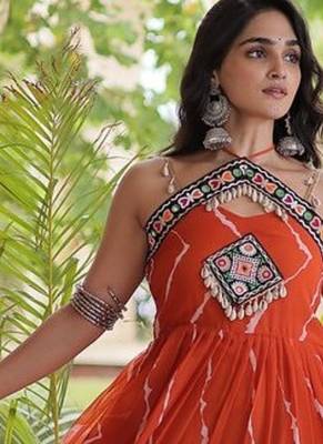 faux georgette laheriya print gown with kutchi patch work  12 meter flair sleeveless navratri garba gown  5