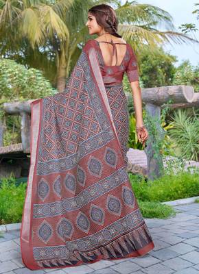 grey cotton blend digital print saree 5