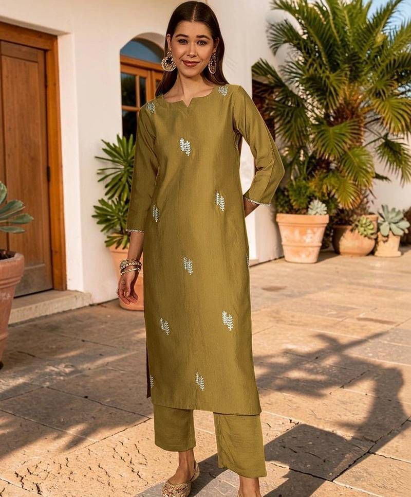 Women Ethnic Motifs Embroidered Regular Thread Work Kurta with Trousers & With Dupatta