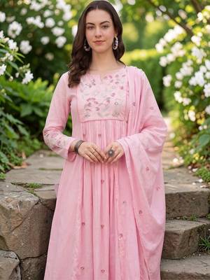 Floral Embroidered Empire Thread Work Chanderi Silk Kurta Trousers & With Dupatta 3