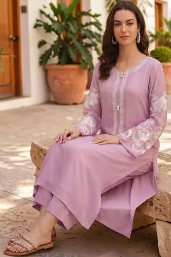 Women Floral Embroidered Regular Thread Work Chanderi Silk Kurta with Trousers