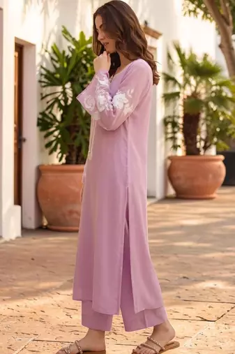 Women Floral Embroidered Regular Thread Work Chanderi Silk Kurta with Trousers