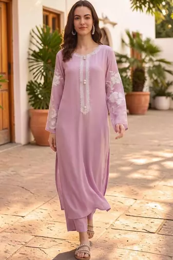 Women Floral Embroidered Regular Thread Work Chanderi Silk Kurta with Trousers