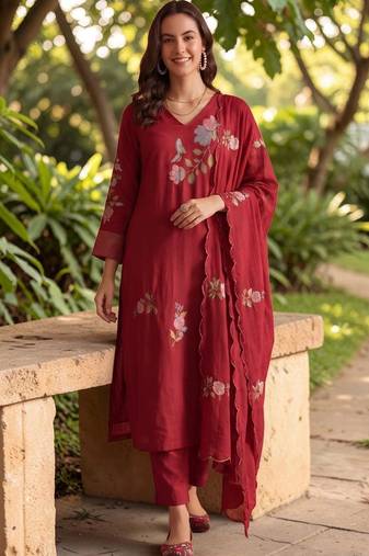 Women Floral Embroidered Regular Thread Work Chanderi Silk Kurta with Trousers & With Dupatta