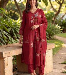 Women Floral Embroidered Regular Thread Work Chanderi Silk Kurta with Trousers & With Dupatta