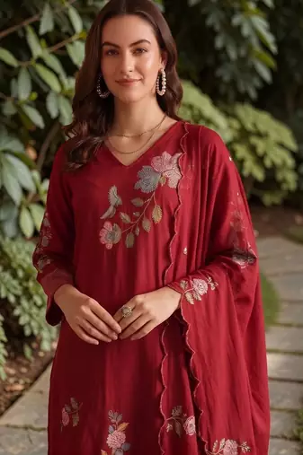 Women Floral Embroidered Regular Thread Work Chanderi Silk Kurta with Trousers & With Dupatta