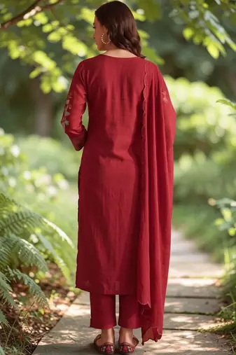 Women Floral Embroidered Regular Thread Work Chanderi Silk Kurta with Trousers & With Dupatta
