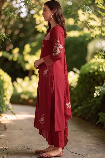 Women Floral Embroidered Regular Thread Work Chanderi Silk Kurta with Trousers & With Dupatta