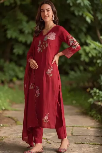 Women Floral Embroidered Regular Thread Work Chanderi Silk Kurta with Trousers & With Dupatta