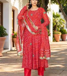 Women Leheriya Dyed Regular Kurta with Trousers & With Dupatta