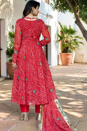 Women Leheriya Dyed Regular Kurta with Trousers & With Dupatta