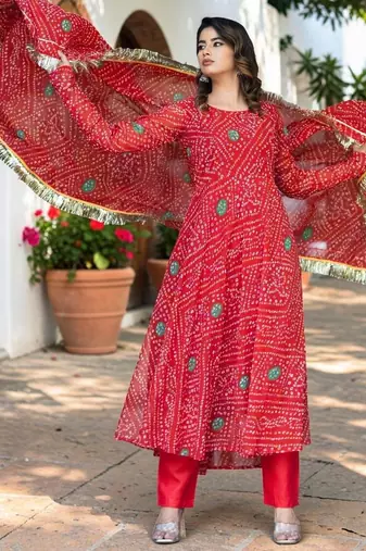 Women Leheriya Dyed Regular Kurta with Trousers & With Dupatta