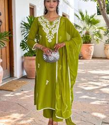 Women Floral Embroidered Regular Thread Work Pure Cotton Kurta with Trousers & With Dupatta