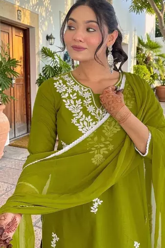Women Floral Embroidered Regular Thread Work Pure Cotton Kurta with Trousers & With Dupatta