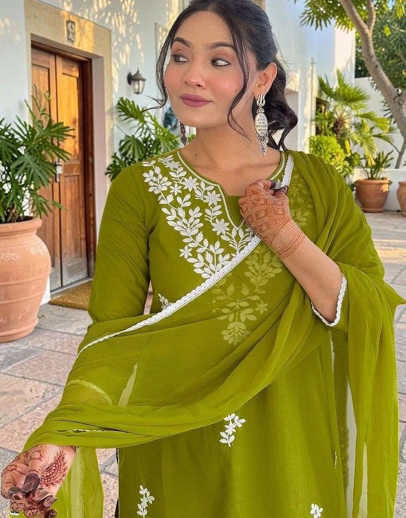 Women Floral Embroidered Regular Thread Work Pure Cotton Kurta with Trousers & With Dupatta