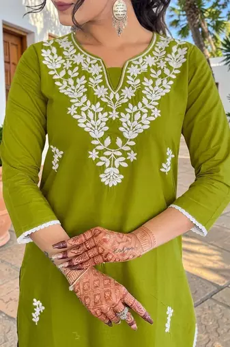 Women Floral Embroidered Regular Thread Work Pure Cotton Kurta with Trousers & With Dupatta