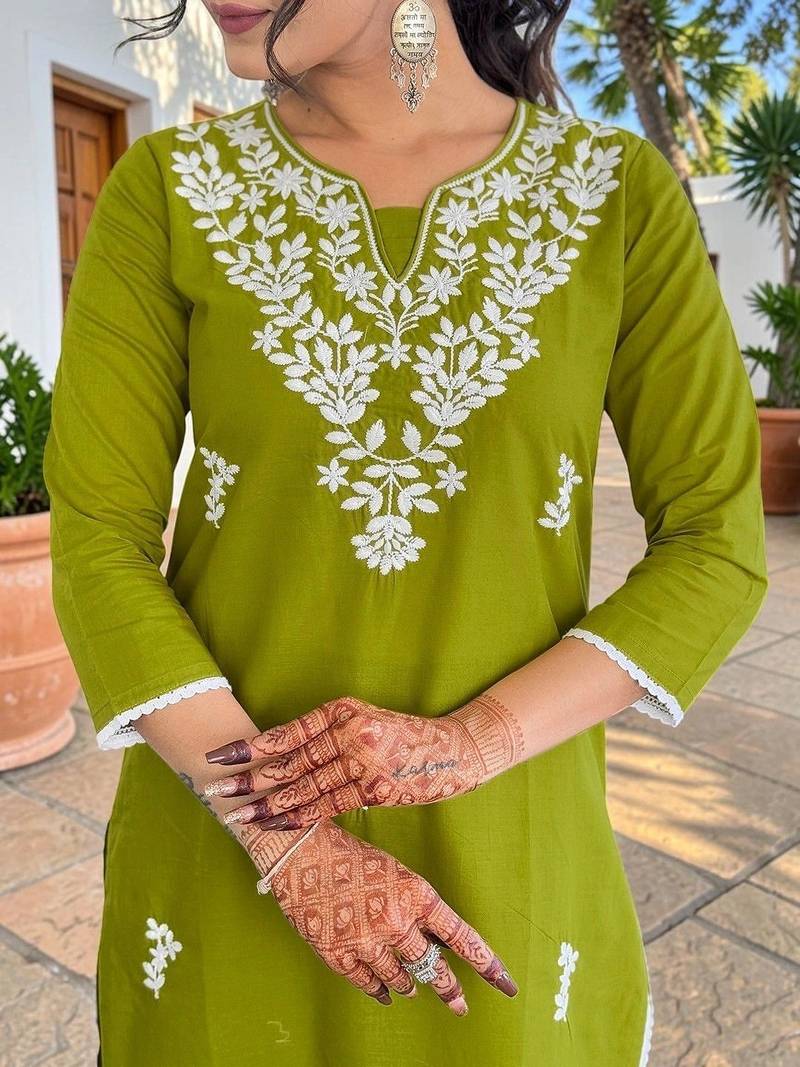 Women Floral Embroidered Regular Thread Work Pure Cotton Kurta with Trousers & With Dupatta