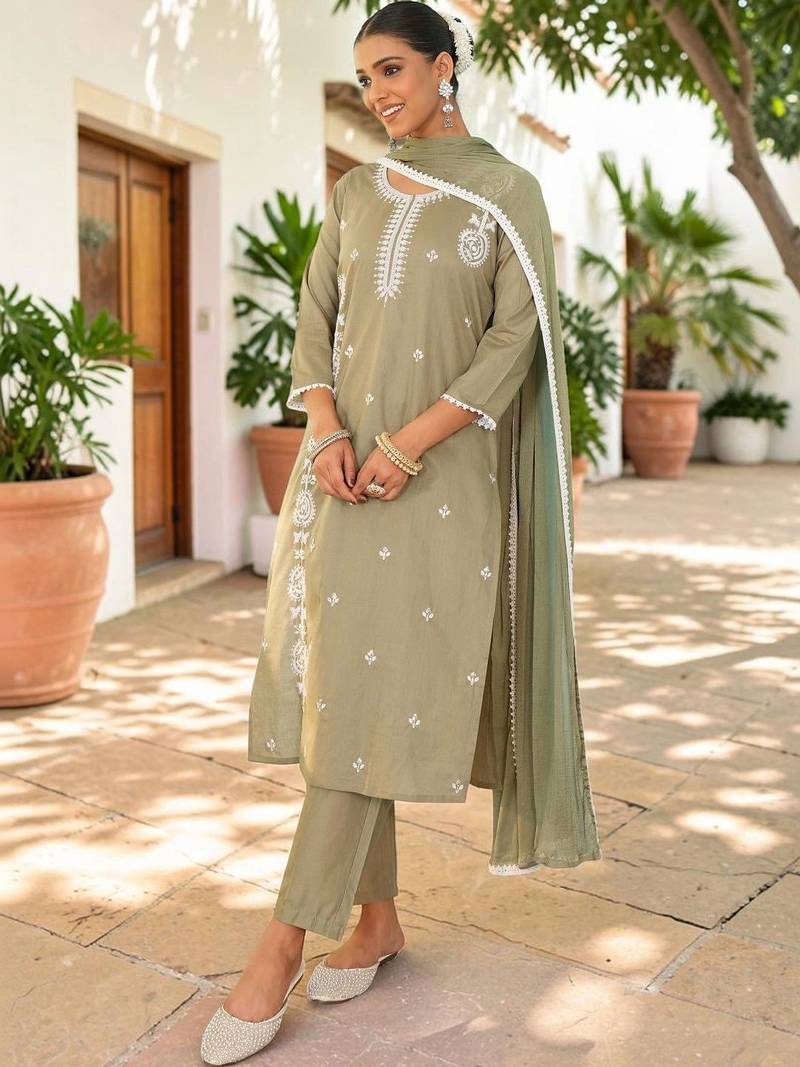 Women Embroidered Thread Work Pure Cotton Kurta with Trousers & With Dupatta