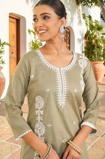 Women Embroidered Thread Work Pure Cotton Kurta with Trousers & With Dupatta