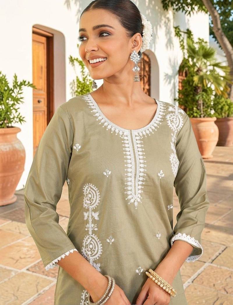 Women Embroidered Thread Work Pure Cotton Kurta with Trousers & With Dupatta