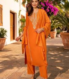 Women Embroidered Regular Thread Work Kurta with Trousers & With Dupatta