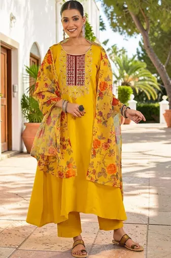 Women Floral Embroidered Regular Thread Work Kurta With Trousers & Dupatta