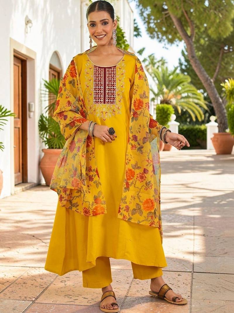 Women Floral Embroidered Regular Thread Work Kurta With Trousers & Dupatta