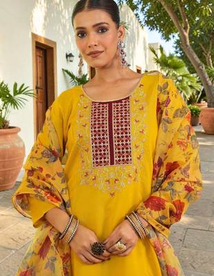 Women Floral Embroidered Regular Thread Work Kurta With Trousers & Dupatta 2