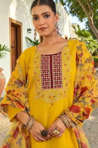 Women Floral Embroidered Regular Thread Work Kurta With Trousers & Dupatta