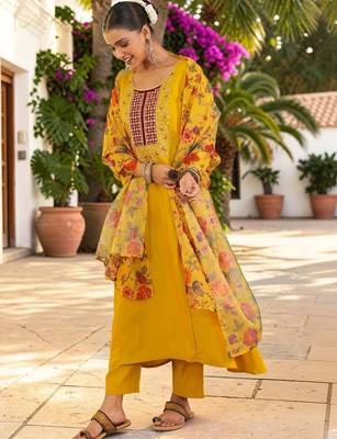 Women Floral Embroidered Regular Thread Work Kurta With Trousers & Dupatta 3