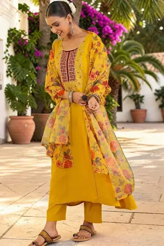 Women Floral Embroidered Regular Thread Work Kurta With Trousers & Dupatta