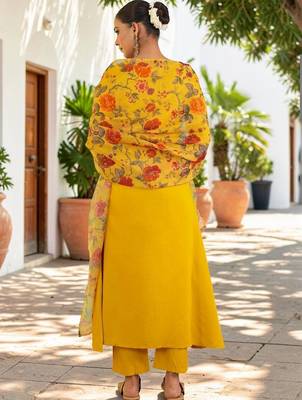 Women Floral Embroidered Regular Thread Work Kurta With Trousers & Dupatta 4
