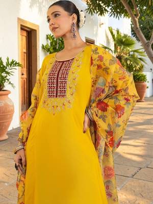 Women Floral Embroidered Regular Thread Work Kurta With Trousers & Dupatta 5