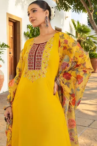 Women Floral Embroidered Regular Thread Work Kurta With Trousers & Dupatta