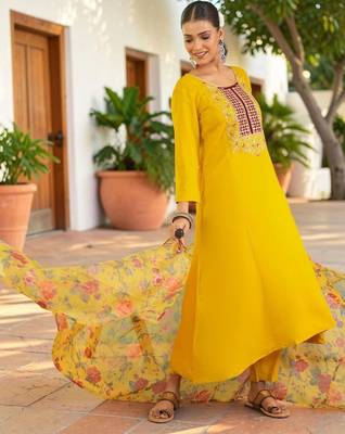 Women Floral Embroidered Regular Thread Work Kurta With Trousers & Dupatta 7