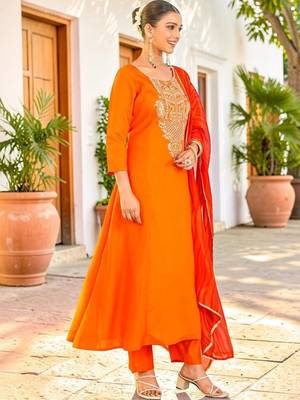 Women Ethnic Motifs Embroidered Kurta Set With Dupatta 5