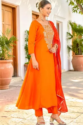 Women Ethnic Motifs Embroidered Kurta Set With Dupatta