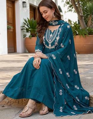 Women Ethnic Motifs Empire Thread Work Kurta with Trousers & With Dupatta 2