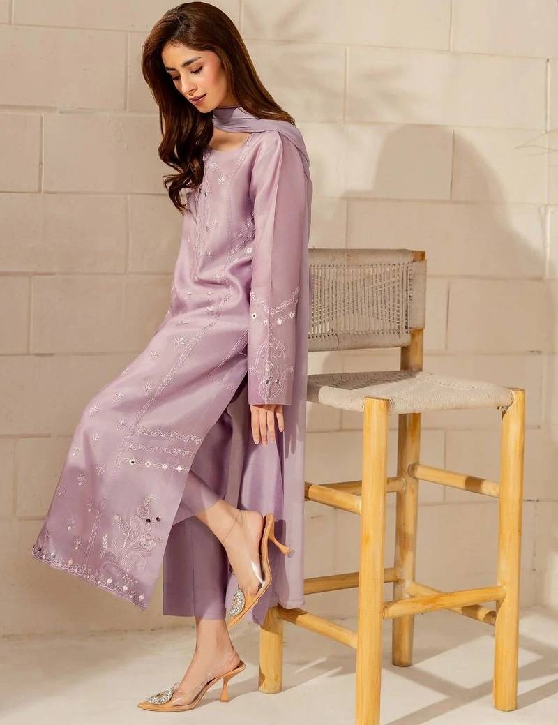 Women Floral Embroidered Regular Thread Work Silk Crepe Kurta with Trousers & With Dupatta