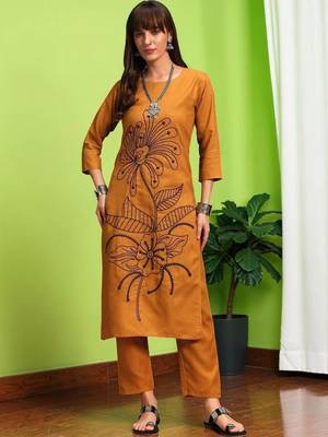 Women Floral Printed Cotton Kurta with Trousers 1