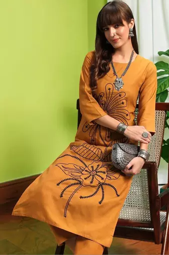 Women Floral Printed Cotton Kurta with Trousers