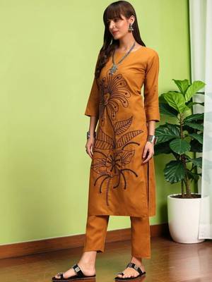 Women Floral Printed Cotton Kurta with Trousers 3