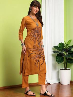 Women Floral Printed Cotton Kurta with Trousers 6