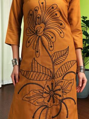Women Floral Printed Cotton Kurta with Trousers 7