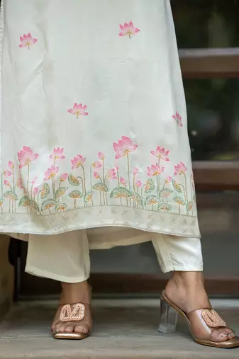 Women Floral Embroidered Regular Thread Work Pure Silk Kurta with Trousers