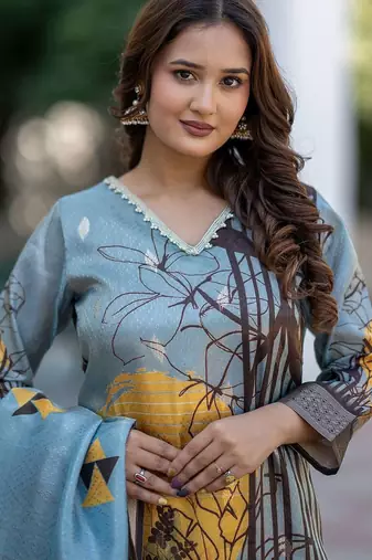 Women Floral Printed Regular Kurta with Trousers & With Dupatta
