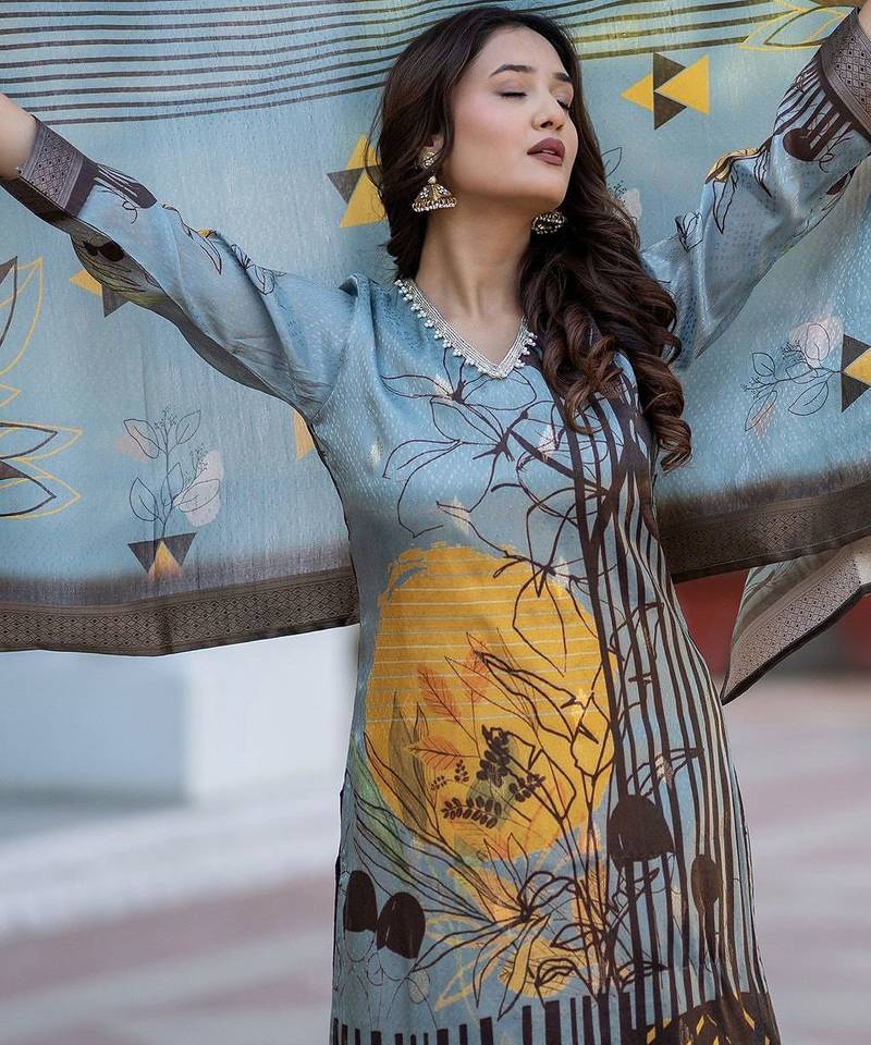 Women Floral Printed Regular Kurta with Trousers & With Dupatta
