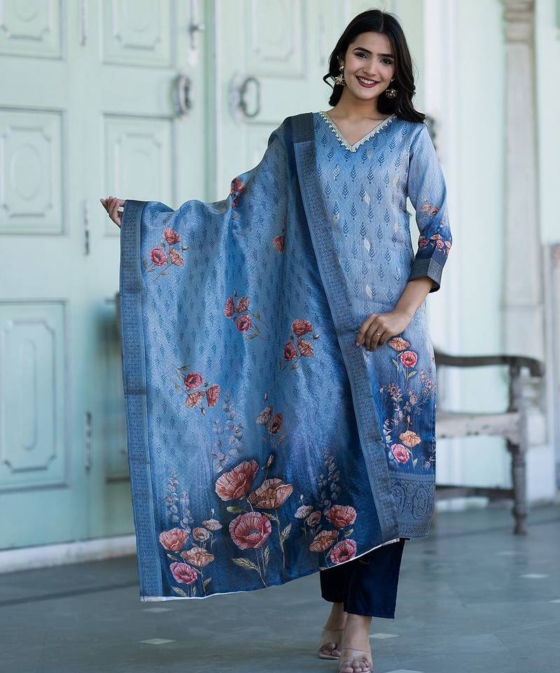 Women Floral Printed Regular Beads and Stones Kurta with Trousers & With Dupatta