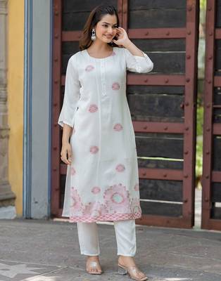 Women Floral Printed Regular Pure Silk Kurta with Trousers 1